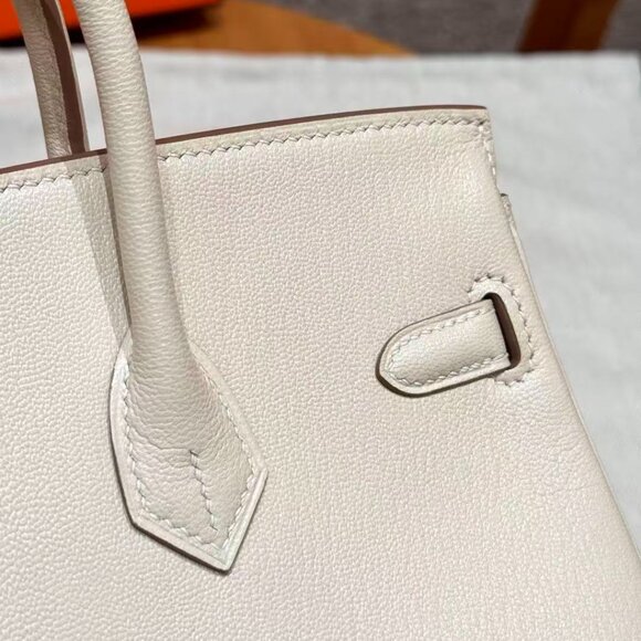 Classic Hermes Bag: A Stylish and Versatile Choice for Elegance - Picture 4 of 6